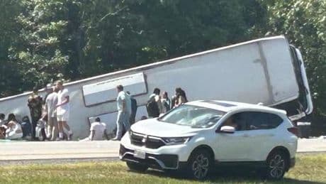 Bus turistico si rovescia nello Stato di New York, 52 persone coinvolte: “Morti anche bambini”