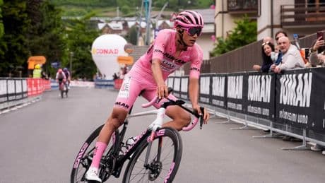 Giro d’Italia, a Bormio nuova stoccata della maglia rosa.  Ma Carapaz non molla