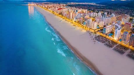 El pueblo de Valencia con playa donde puedes comprar un piso de 80 metros cuadrados por menos de 95.000 euros