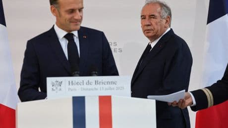 Franse premier verrast met voorstel twee vrije dagen te schrappen. ‘Mei is een echte gruyère geworden’