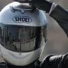 Als motorrijders op hun helm tikken denken ze niet dat je gek bent, maar willen ze waarschuwen