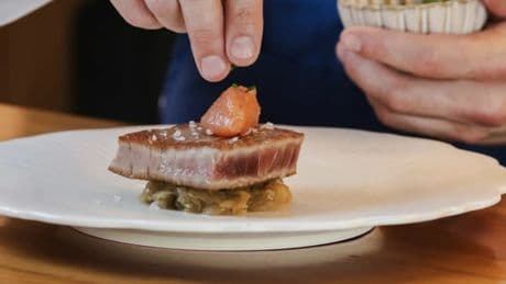 El restaurante de Cádiz ideal para pedir atún y disfrutar del mar de Barbate con buen tiempo