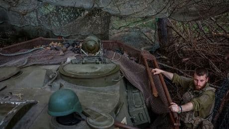 Ucraina, Trump: senza accordo sanzioni a Mosca. Droni russi centrano minibus, 9 morti e 4 feriti