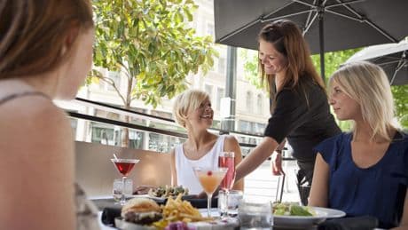 Engels in de horeca: ’Yes please’ of gewoon: ’nee, dank je’?