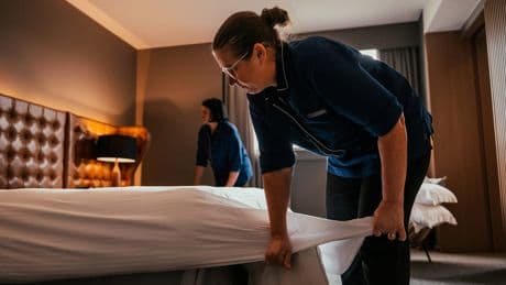Verbraucherschützer protestieren - Später rein, früher raus – so kassieren Hotels ab