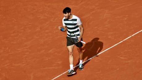 Roland-Garros: Carlos Alcaraz conserve son titre face à Jannik Sinner au bout d'une finale légendaire