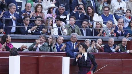 "Me gusta la fruta" y toros: los gestos de Feijóo para competir con Vox
