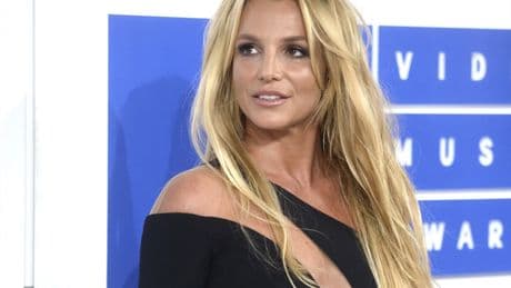 Britney Spears sorprende con un vídeo en camisón y lencería