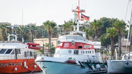 Italien: Italien setzt deutsches Rettungsschiff fest