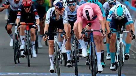 Rozetruidrager Mads Pedersen verzilvert topvorm met derde ritzege in de Giro d’Italia