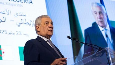 Le mosse di Tajani per cambiare FI: congresso nel 2027