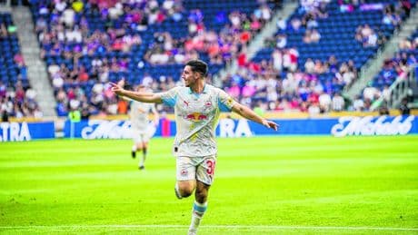 Oscar Gloukh, de nieuwe nummer 10 van Ajax: ‘a little bit of a genius’ met een scherp randje