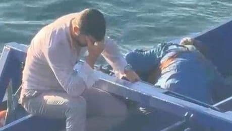 Denize düşen kadını gördü bir an bile tereddüt etmedi! Galata Köprüsü’nden atladı