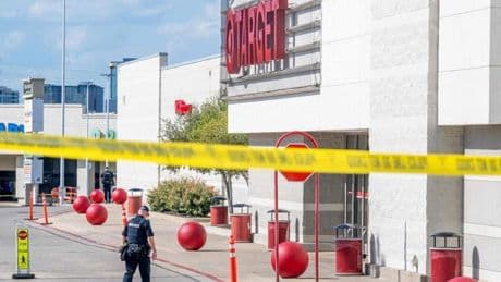 Mueren al menos tres personas en un tiroteo en un centro comercial de Texas
