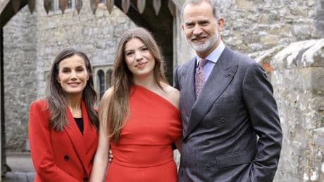 Letizia hace un guiño a la infanta Sofía en su graduación con el traje rojo más versátil de su vestidor