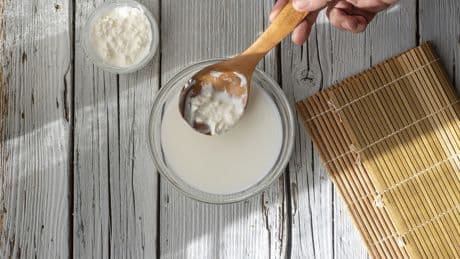 Bauchweh bei Laktoseintoleranz? Studie zeigt, wie Kefir die Verdauung erleichtert