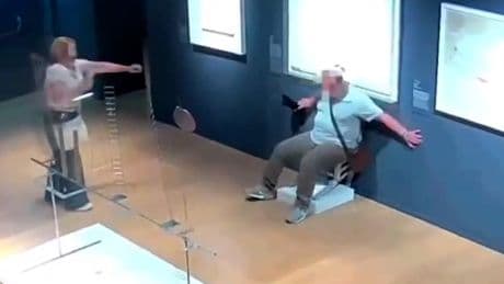 Un turista destruye una obra de arte al sentarse sobre ella tras confundirla con una silla