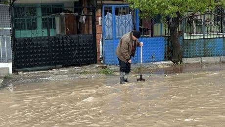 Uşak'ta sağanak etkili oldu: Cadde ve sokaklar göle döndü