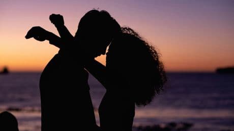 «Ça ne marchera jamais, il est Balance»: comment l'astrologie influence (un peu trop) votre vie amoureuse