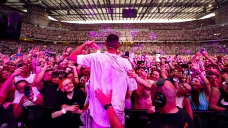 “Ho voluto San Siro come una festa serena per dimenticare per qualche ora quello che accade fuori da qui”: Gabry Ponte ribalta lo stadio in un discoteca