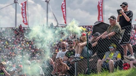 Moto-GP am Sachsenring: Mann mit Hitler-Maske taucht auf – Gäste lachen