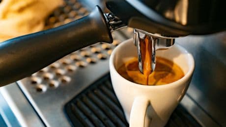 Vivir más años de vida gracias al café, un mito sobre la salud con incógnitas aún por resolver