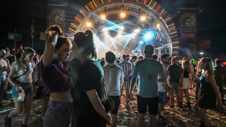 Grote Nederlandse festivals staan plots voor een keuze: dj's keren zich tegen investeerder wegens banden met Israël