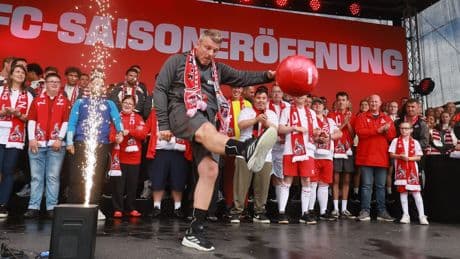 1. FC Köln: Trainer Kwasniok singt Hymne bei Saisoneröffnung mit Fans