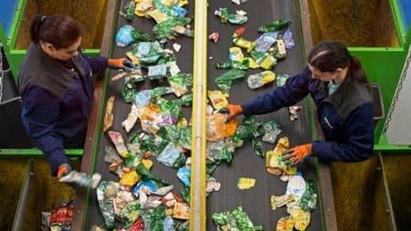 Plastique : le gouvernement présente un plan axé essentiellement sur le recyclage, jugé insuffisant par les collectivités et les ONG