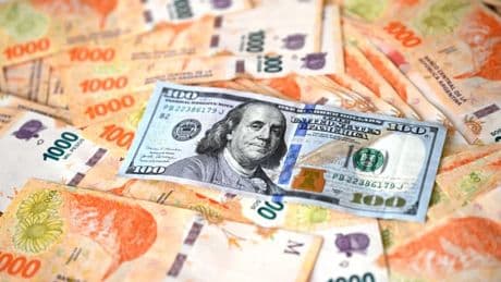 "Mettre mes économies à la banque? Même pas en rêve": en Argentine, Javier Milei veut récupérer les "dollars sous le matelas"