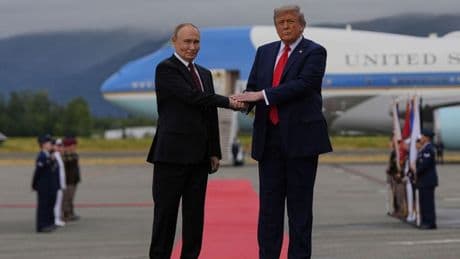 Trump recibe a Putin con alfombra roja para su cumbre bilateral en Alaska