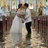 Sturm „Wipha“ in Asien: Philippinen: Paar watet in überfluteter Kirche zum Jawort