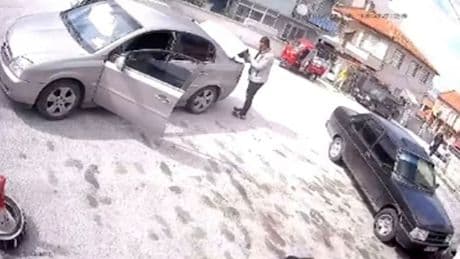 Kütahya'da el freni çekilmeyi unutulan araç kazaya neden oldu