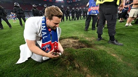 DFB-Spiel am Mittwoch - So zerstörten die PSG-Fans den Münchner Rasen!