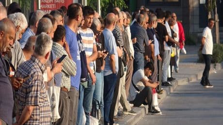İzmir’de 23 bin işçi greve çıktı; otobüs duraklarında yoğunluk oluştu