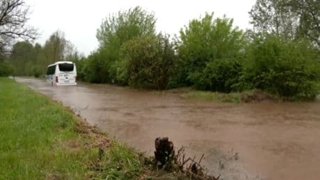 Vigilances crues: les images impressionnantes de la montée des eaux en Dordogne et en Corrèze