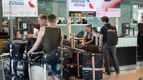 El aeropuerto de El Prat resiste con "normalidad" a las dos huelgas simultáneas de 'handling' gracias a los servicios mínimos: "Son colas normales en estas fechas"