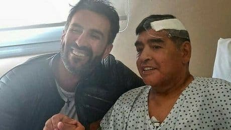 Maradona, caos in clinica prima della morte: «Sedato per più di 24 ore, il suo chirurgo faceva entrare chi voleva in rianimazione»