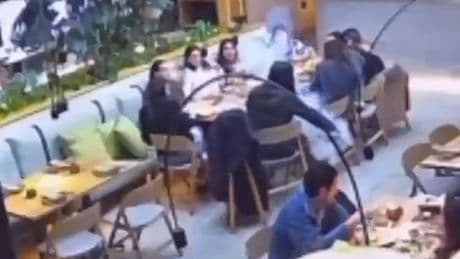 Schreckmoment im Restaurant - Plötzlich explodiert der Laptop
