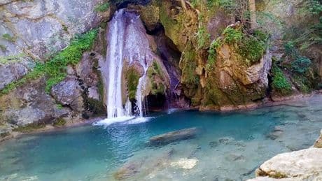 La ruta de senderismo que comienza en las montañas pirenaicas y termina en una cascada de cuento