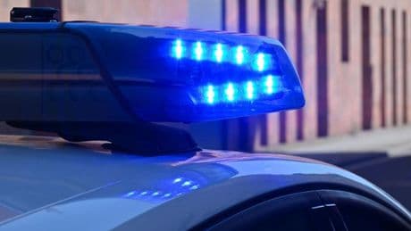 Verkehrsunfall: Kleinbus erfasst Polizistin auf Landstraße - schwer verletzt