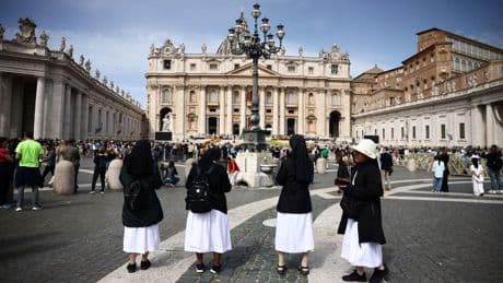 Así es el ritual litúrgico para enterrar al Papa Francisco: un funeral simplificado y una sepultura más humilde