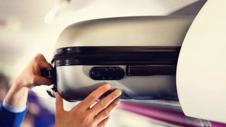 La aerolínea que permite viajar con maleta de cabina tras ser denunciada ante la Unión Europea