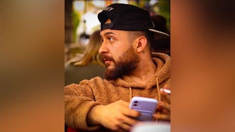 30 yaşındaki genç, ön tekerleğini kaldırarak kullandığı motosikletiyle yaptığı kazada öldü