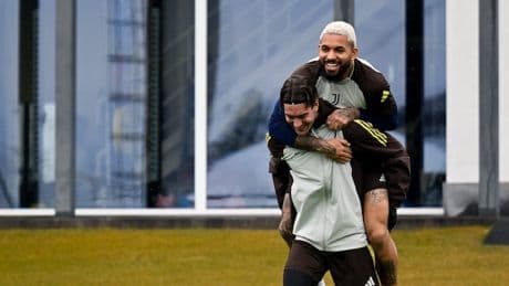 Douglas Luiz e Vlahovic, piovono frecciate social. E i tifosi Juve sbottano