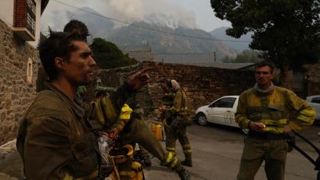 El BOE publica el nuevo convenio de bomberos forestales que prevé subidas salariales de hasta el 20%