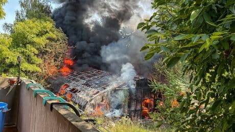 Lagerhalle in Offenbach zerstört - Feuerwehr kämpft mit Wasserwerfern gegen Brand