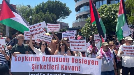 Silah tekelleri İstanbul'da, yurttaşlar eylemde: 'Soykırım ordusunu besleyen şirketleri kovun!'