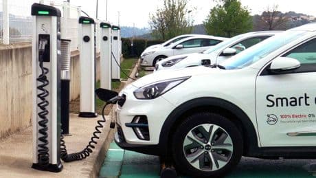 Lo que faltaba: avisan de fraudes relacionados con los postes de recarga de coches eléctricos