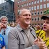 John van den Brom kan zijn geluk niet op, Vitesse presenteert nieuw shirt